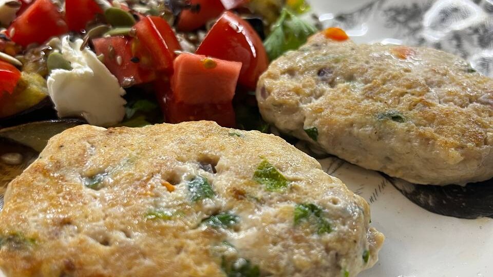 Куриные котлеты с зеленью, луком и перцем