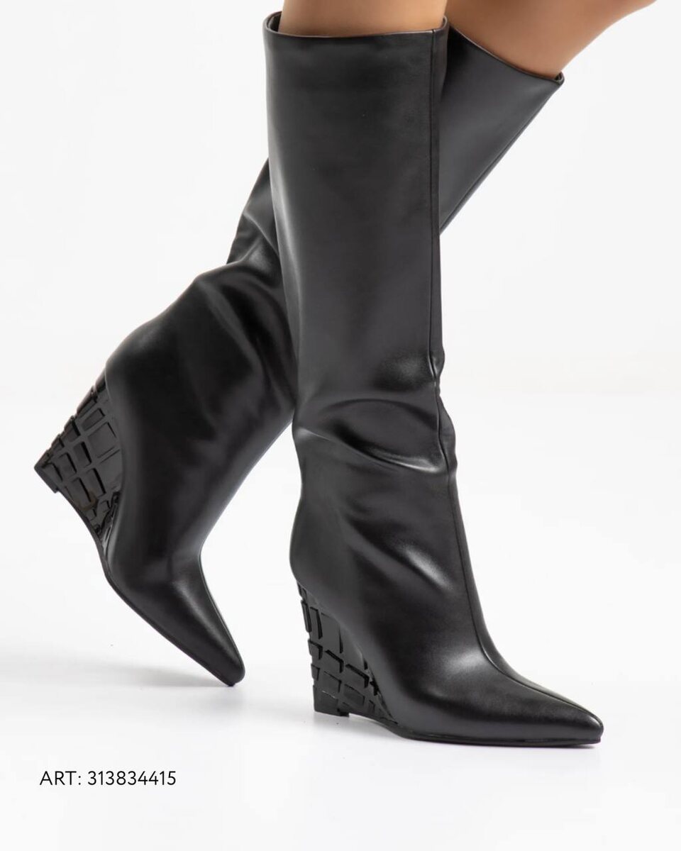 Заказать трендовые сапоги на танкетке можно у российского бренда O'SHADE на WB: 313834415