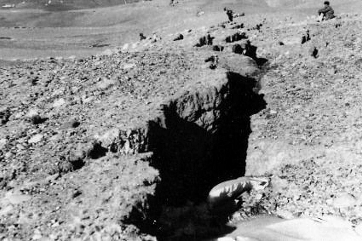 Изменение ландшафта вследствие Гоби-Алтайского землетрясения, произошедшего в Монголии в 1957 году. Источник:  Интернет-портал журнала «Родина» https://rodina-history.ru/2025/02/27/uchenye-vydali-pugaiushchij-prognoz-napomniv-o-zemletriaseniiah-xx-veka-na-altae.html