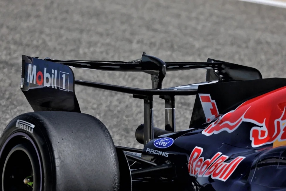 Крыло Red Bull в режиме езды по прямой (низкий уровень прижимной силы)