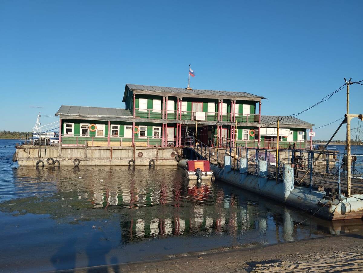 Плавучая пристань, которую мы обнаружили летом