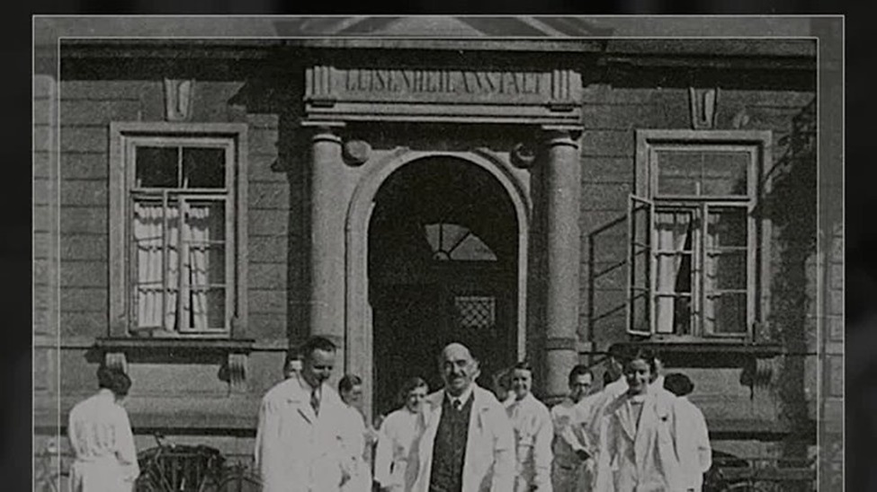 Моро и его коллеги перед зданием клиники, из открытых источников