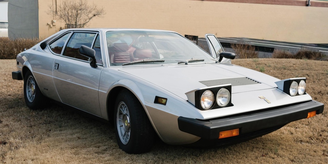 Среднемоторный компромисс: почему Ferrari Dino 308 GT4 не простили задние сиденья и острые углы