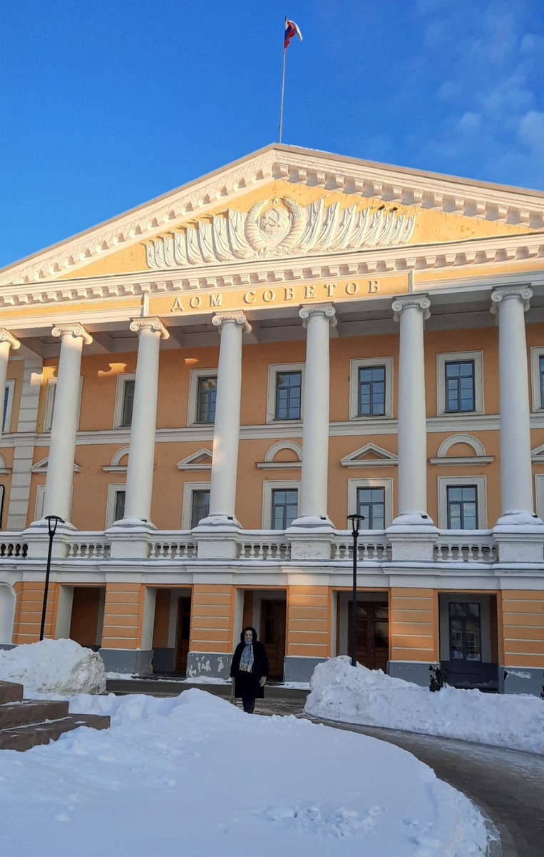 Около здания Правительства Псковской области.