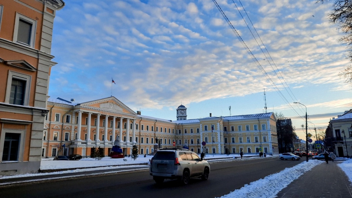 Это здание в разные эпохи носило название: Правительства Псковской области (современное), здания Дома Советов, Псковского Кадетского корпуса, здание губернских присутственных мест.