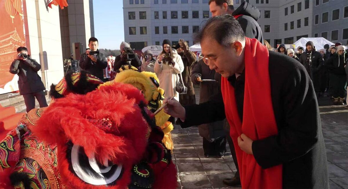 Церемония «пробуждения льва». Чжан Вэй и Евгений Подлипенский.