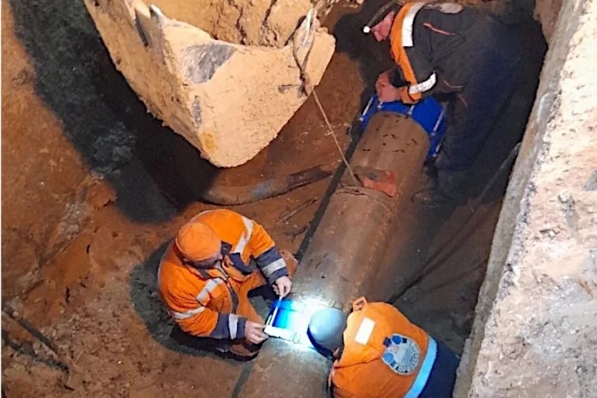    Утечку на водопроводе, снабжающем микрорайон «Кресты», устранили в Пскове