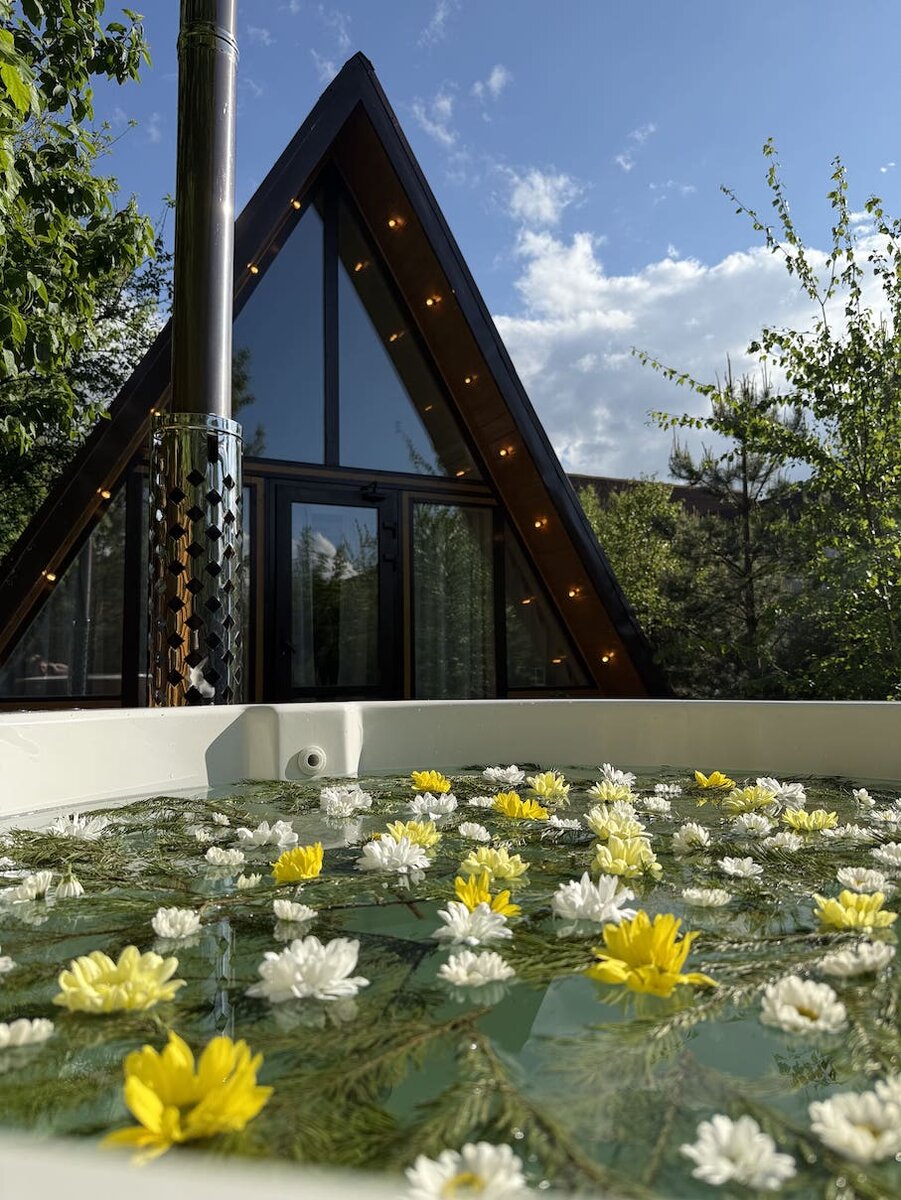 Уединённый загородный отдых в мае на территории Aframe Happy в домиках с купелью фурако