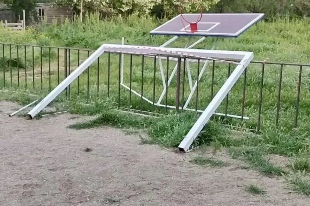    Ворота для мини-футбола имели дефекты и были установлены с нарушениями.