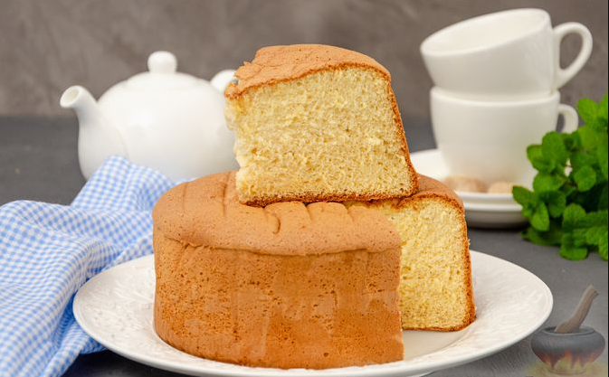 Масляный бисквит отличается более плотной и влажной структурой.