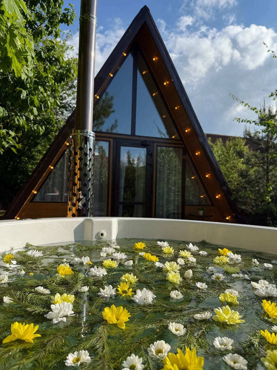 Горячая купель Фурако с елово-цветочным наполнением под открытым небом — расслабляющий SPA-ритуал