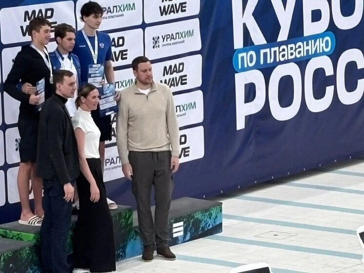     Елена Кирилова поздравила спортсмена и наставницу пловца за отличный старт и пожелала новых побед. Фото: пресс-служба Минспорта по Новгородской области