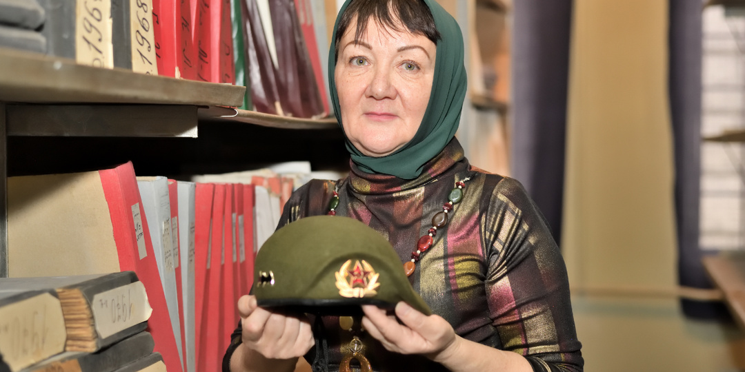 «Мы будем жить вечно…»: Мама погибшего «Музыканта» передала его стихи и армейский берет в архив