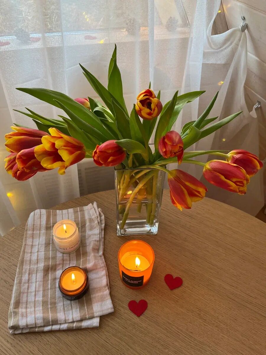 Уютный интерьер A-frame домика с панорамным окном — подарок для отдыха с комфортом