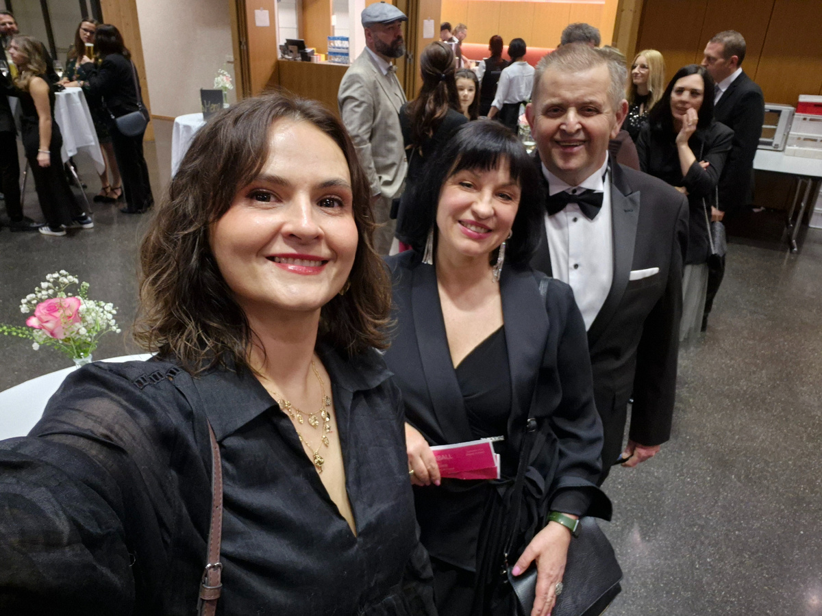 Все выглядят весьма торжественно!