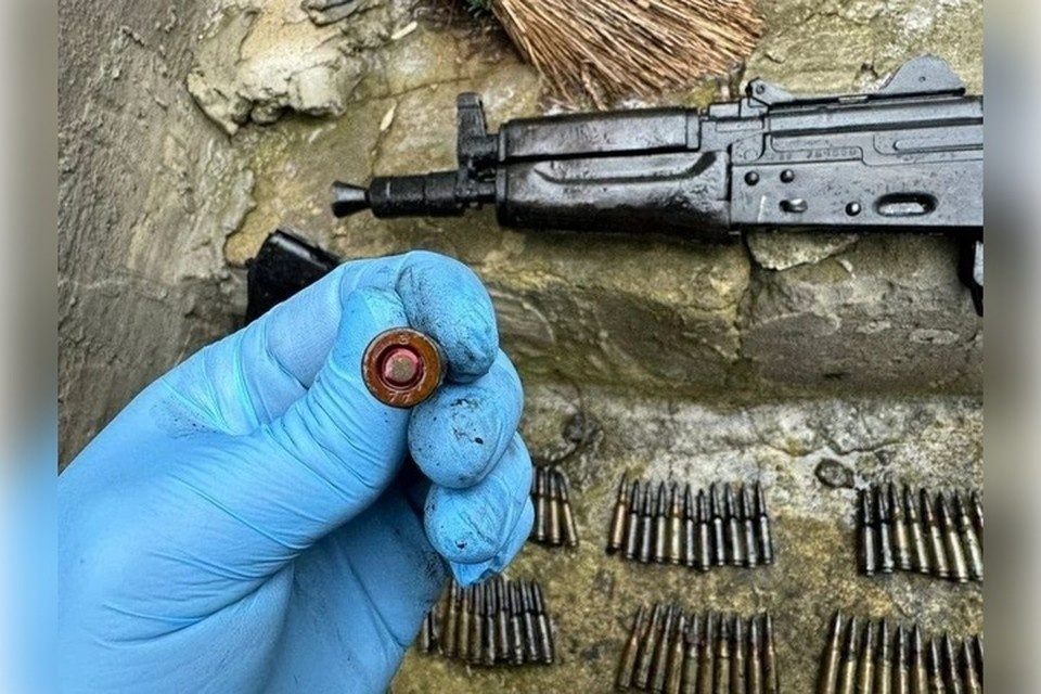    Автомат и патроны нашли в уличном туалете в Пологах. Фото: ГУ МВД России по Запорожской области
