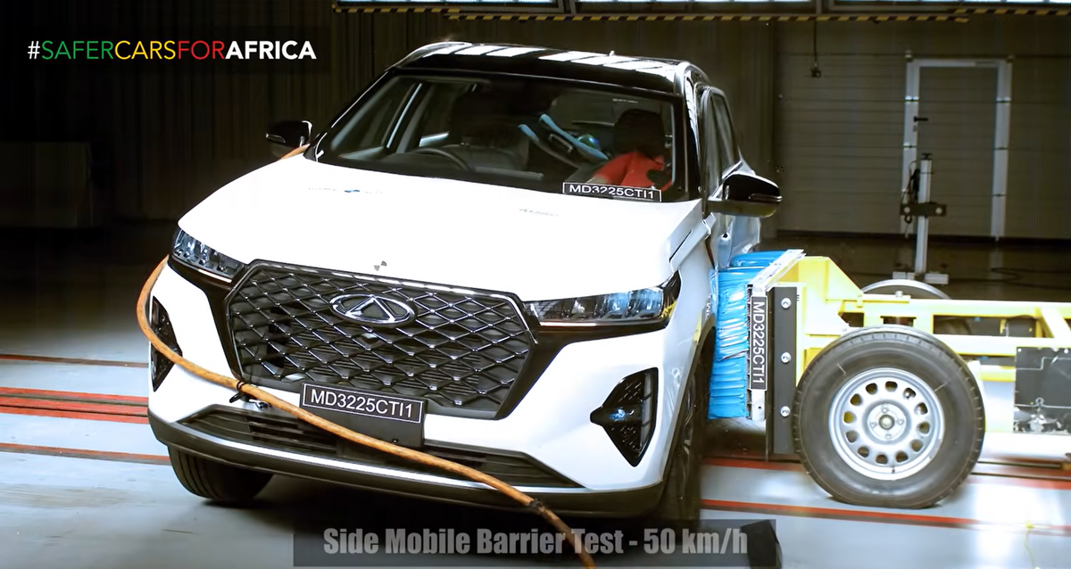    Боковой удар о столб не проводился, так как в автомобиле не предусмотрена стандартная боковая защита головы для передних и задних пассажиров