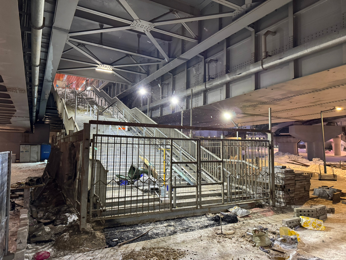 📷 1: Ведется небольшой ремонт лестницы бывшего выхода к Нижегородской улице.