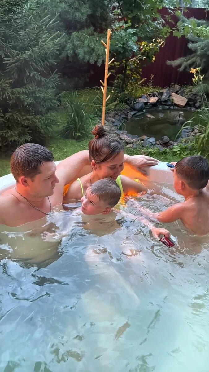 Родители отдыхают в горячей купели Фурако с детьми
