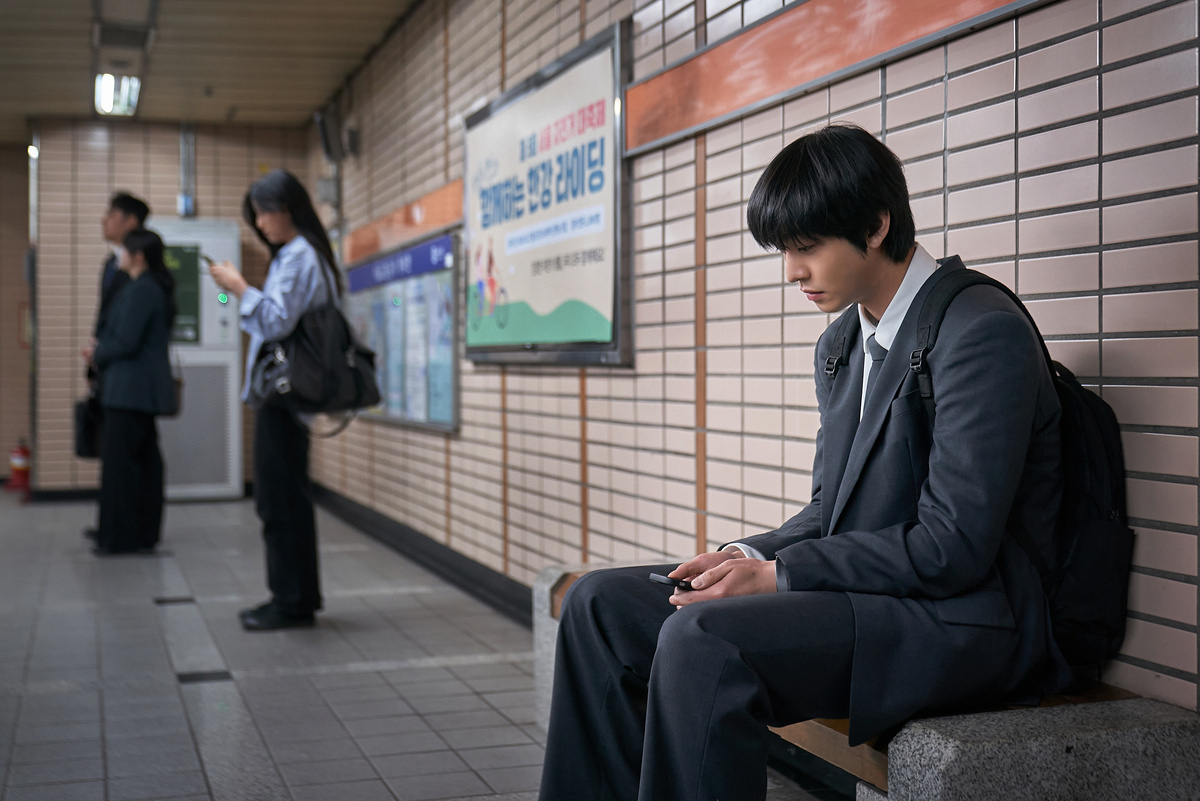 Док-ча. Кадр из фильма «Всеведущий читатель» (2025)