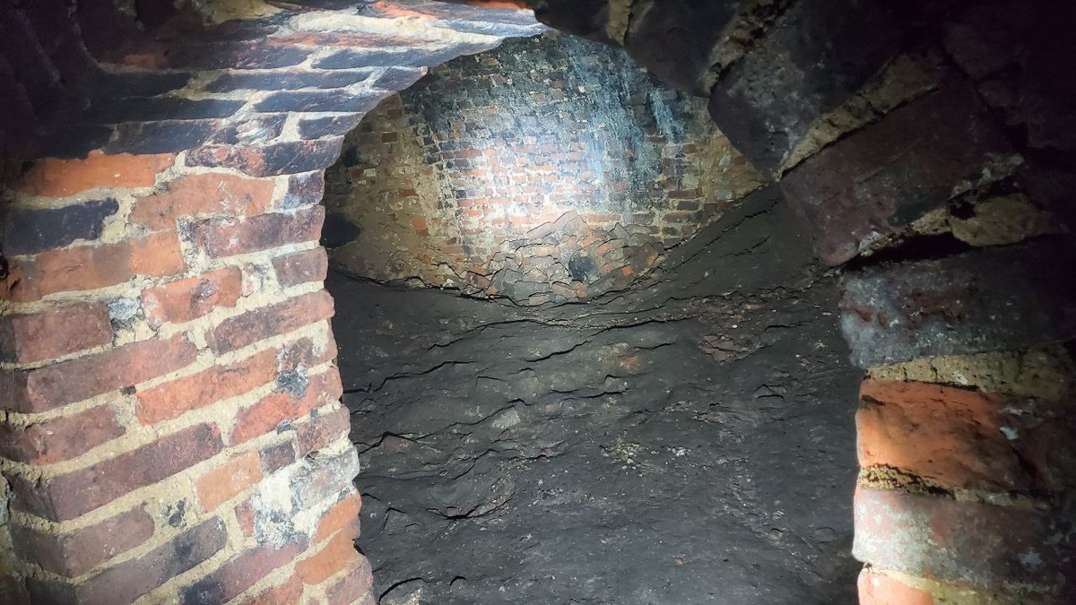 Подземелье (наши дни), которое исследовали три отважные дамы: Тенишева, Клетнова и Святополк-Четвертинская. Ныне ходы замурованы.