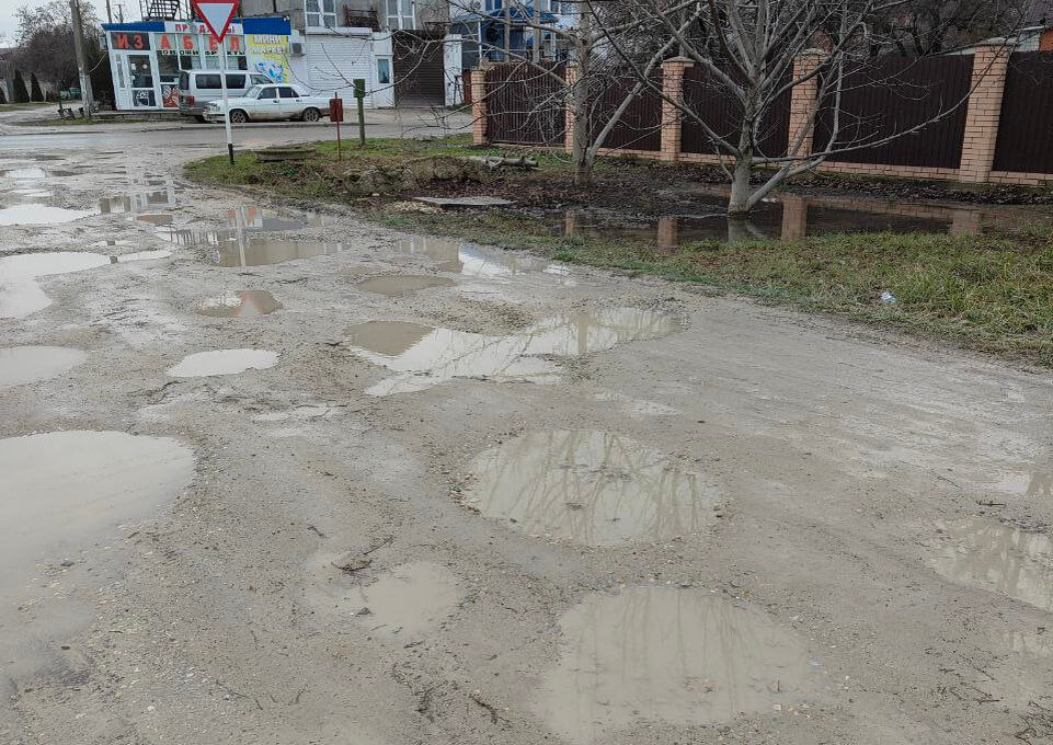 «В хуторе Уташ нет пешеходных дорожек, центральная улица очень активная для транспорта и опасна для детей и пожилых. Нет лежачих полицейских, каждый день дорога представляет угрозу безопасности.»  
 
 «В станице Анапской по ул. Ереванской в сторону ул. Александра Каширина дорога после недавнего ремонта снова в ужасном состоянии. Ямы глубиной по 30 см занимают всю ширину проезжей части. Дети добираются до школы по грязи, падают, пачкают форму, получают синяки. Дорога требовала только асфальтного покрытия, но этого не сделали.»📷
