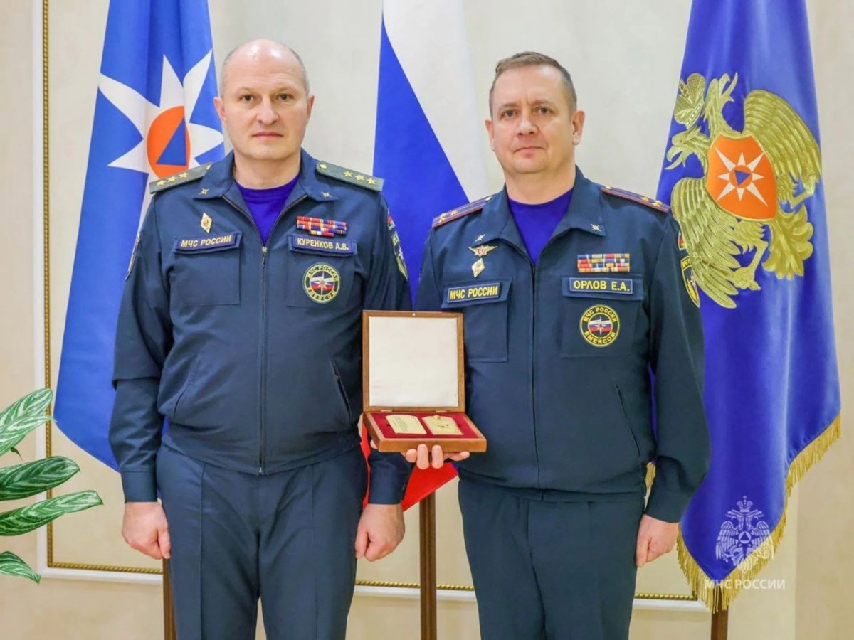     Министр МЧС вручает погоны генерала руководителю курганского главка Орлову (справа на фото)