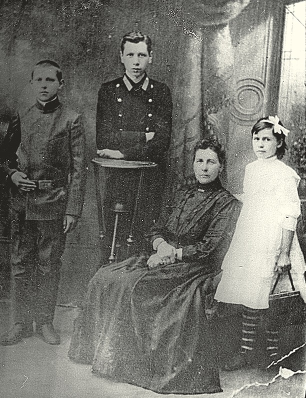 Николай Руднев ( в гимнастёрке ) с матерью и с его сиблингами , 1900е годы