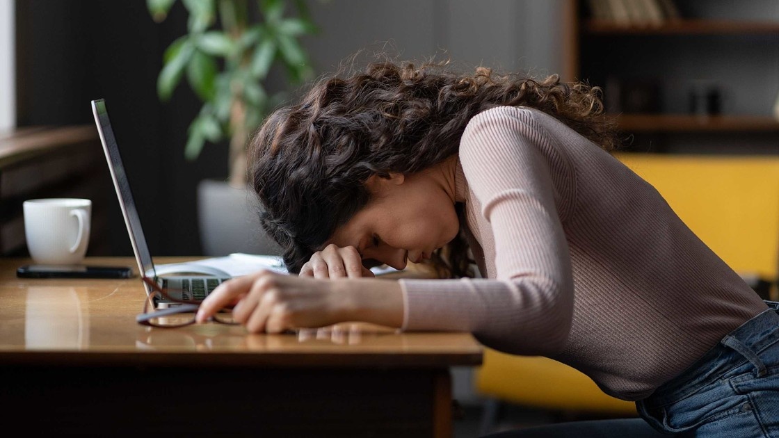 Когда утро пытка. Если будильник звучит как смертный приговор, и ты лежишь в кровати, высчитывая, сколько минут ты сможешь прожить на пособие, если прямо сейчас выбросишь телефон в окно вот это и есть оно , выгорание .