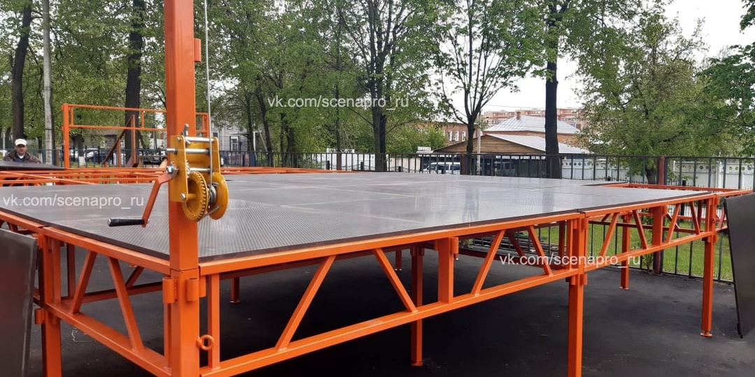 Стальной или алюминиевый подиум: как выбрать материал, чтобы сцена работала, а не отвлекала