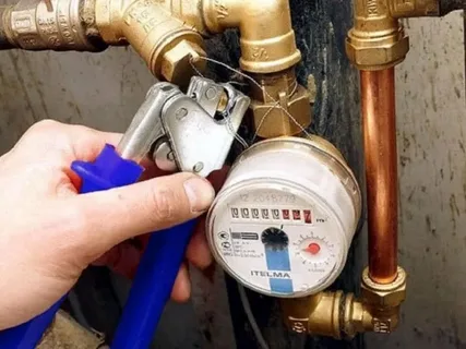 Ставим в известность РСО и меняем сами счетчик воды. Имеем право !!!