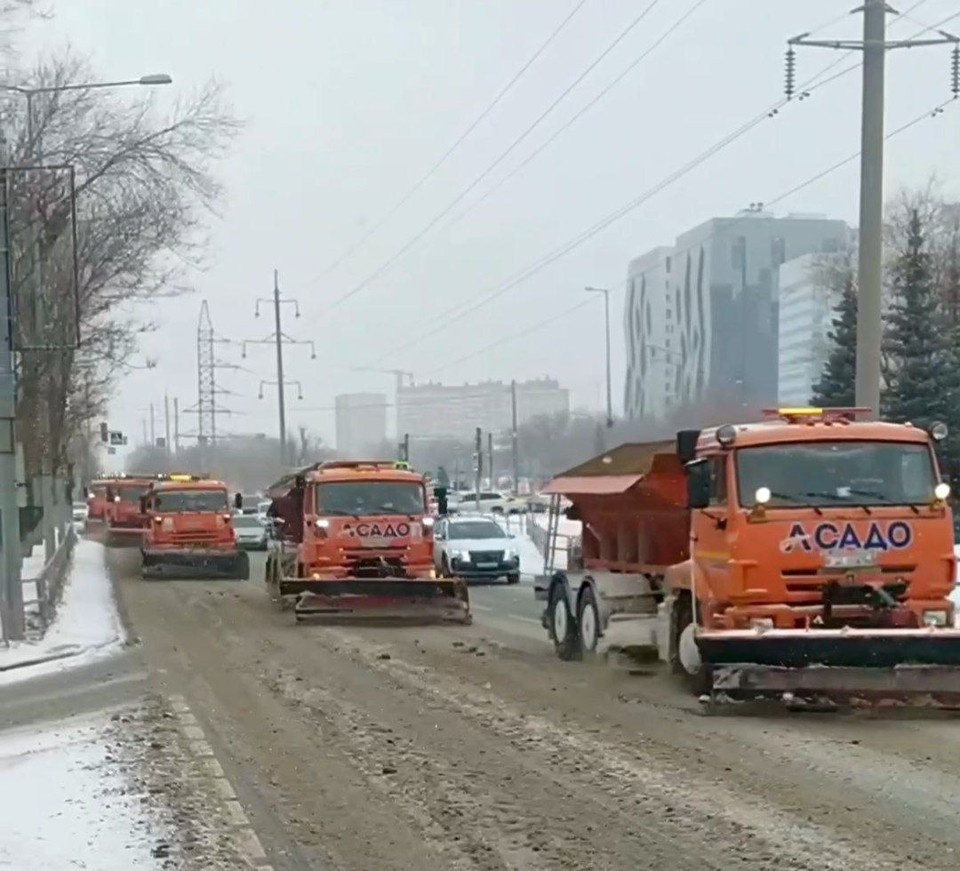    Из-за снегопада и низовой метели на региональных трассах Самарской области задействовали почти всю резервную спецтехнику. Фото: Минтранс Самарской области