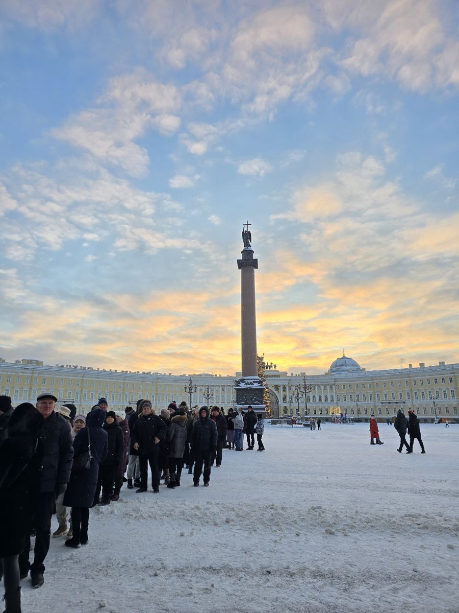 Дворцовая площадь и Александровская колонна.