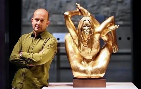 Марк Куинн со своим творением