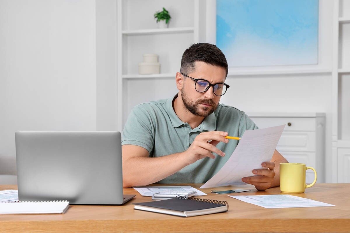 Налоговое уведомление должно прийти не позднее чем за 30 дней до срока уплаты — за 2025 год — до 1 декабря 2026 года. Источник: New Africa / Shutterstock / FOTODOM📷
