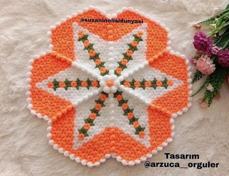 Такие отдельные мотивы можно вязать вечерами. Быстро и залипательно. А потом собирать в изделие. Как думаете, может скатерть соберётся или даже джемпер. 