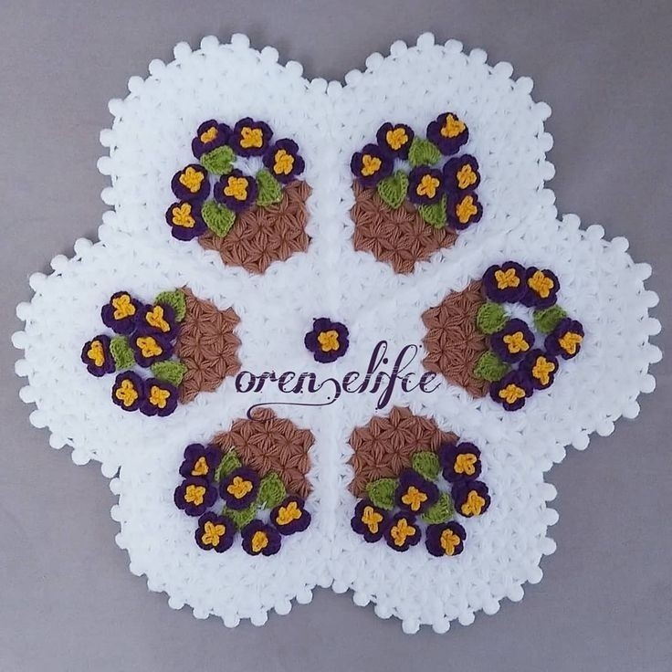 Здесь толи связано, толи вышито сверху. 