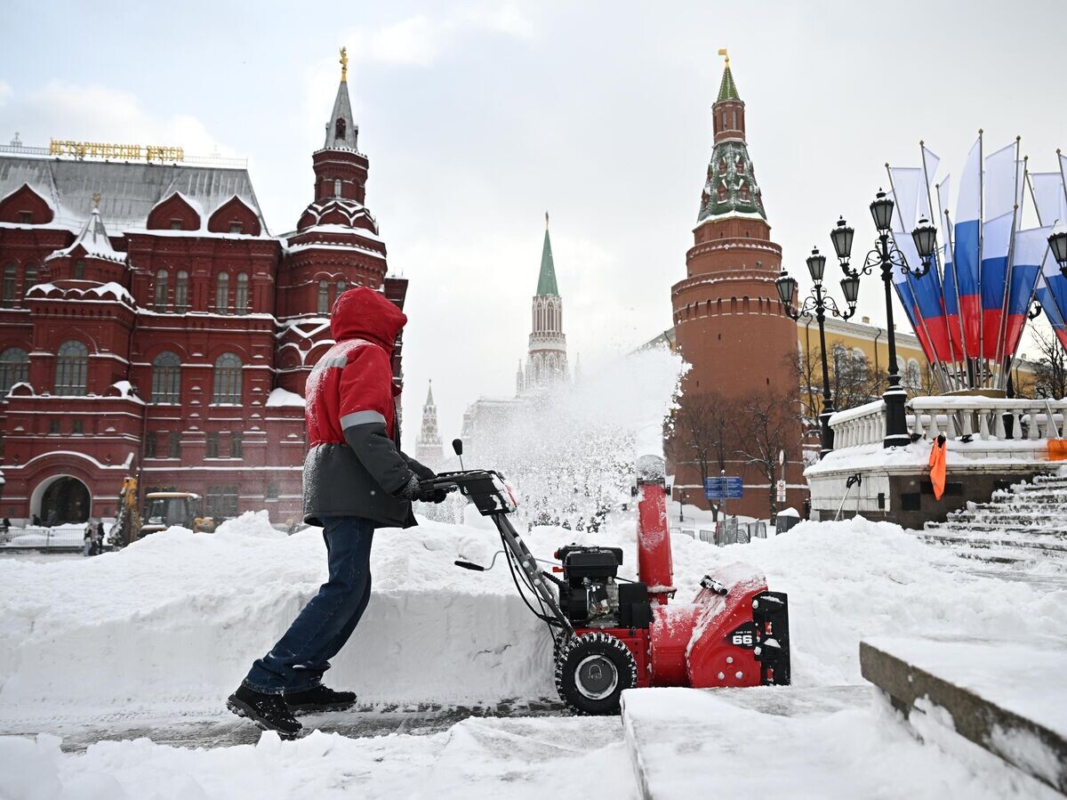    Уборка снега на Манежной площади в Москве | © РИА Новости / Кристина Соловьёва