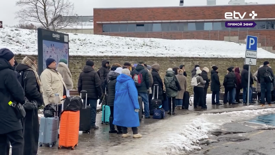    Очередь к российской границе. Нарва, Эстония. Снимок с видео. Автор фото: ETV