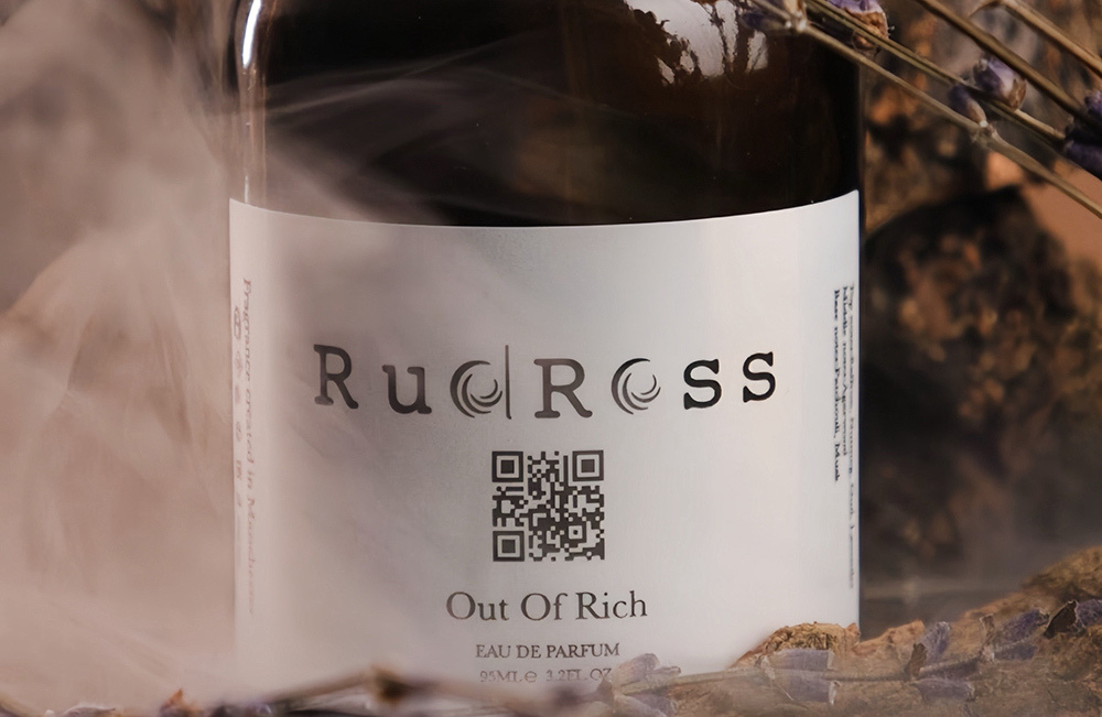     Rudross, Out Of Rich относится к группе гурманских, пряных ароматов. Парфюмер воссоздал атмосферу старинного кабинета с камином и книжными шкафами.    
 Фото: пресс-служба