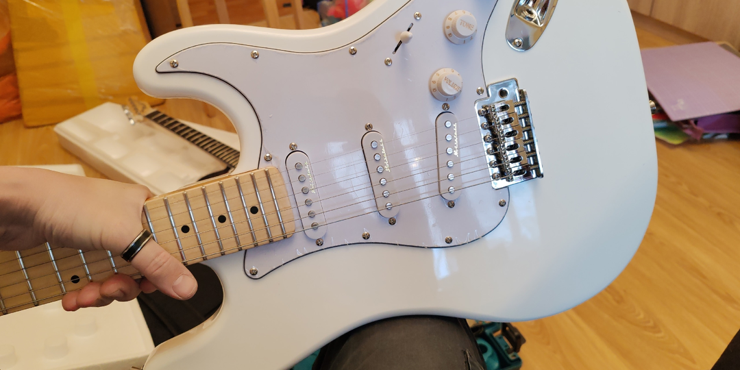 Не работает средний звукосниматель на китайском стратокастере. Разбираемся, чиним или выбрасываем.