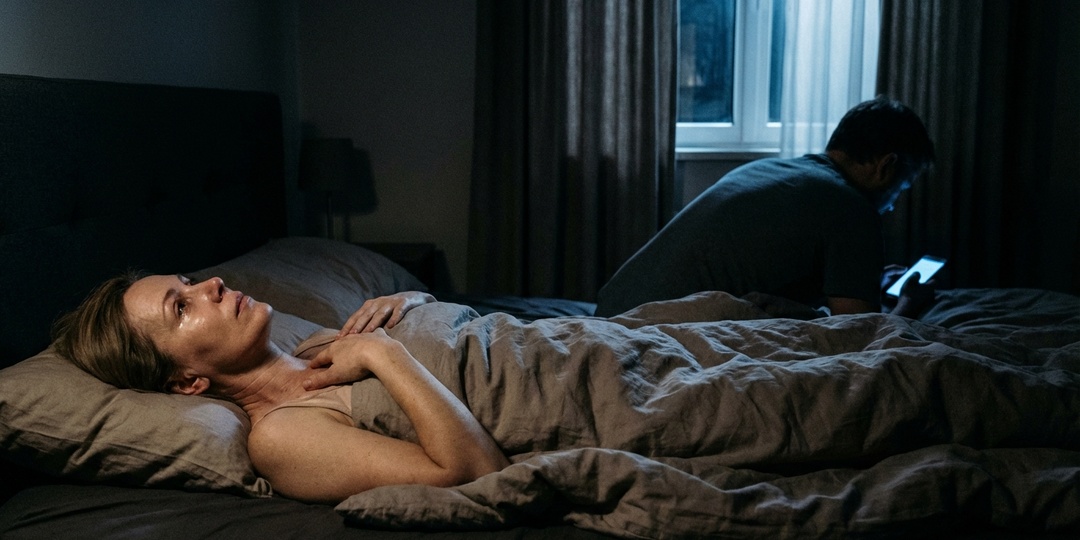 Он рядом, но я чувствую будто одна.