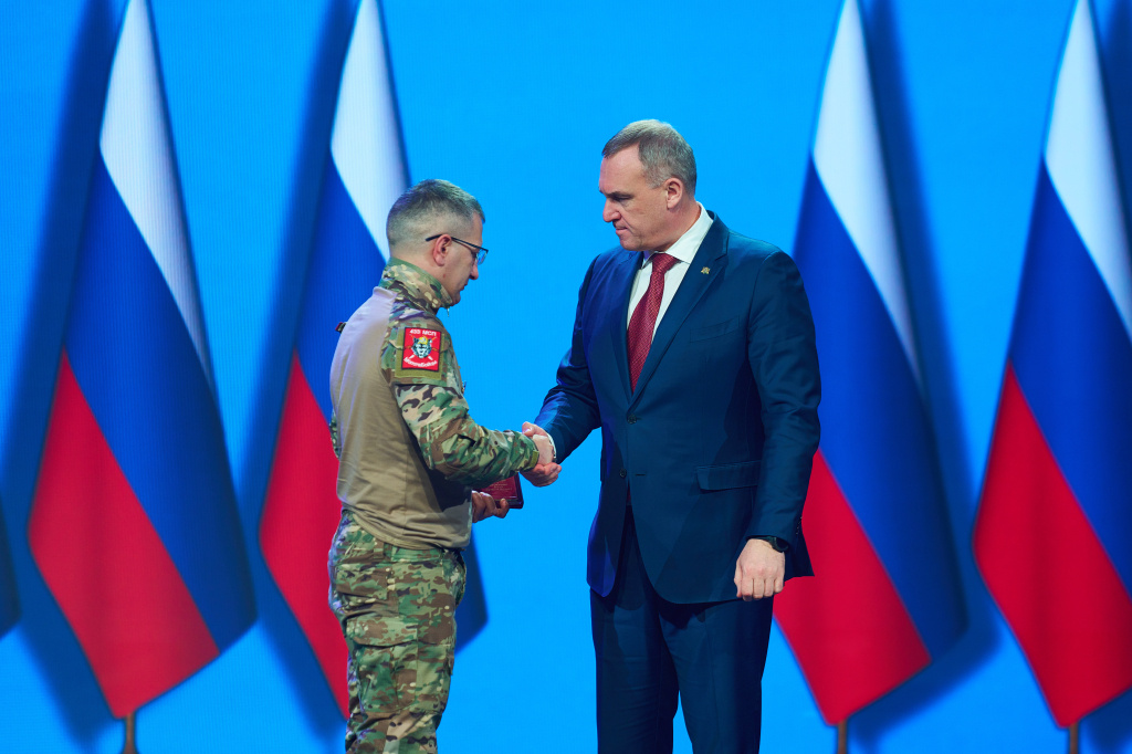    Губернатор Югры наградил участников специальной военной операции ко Дню защитника Отечества