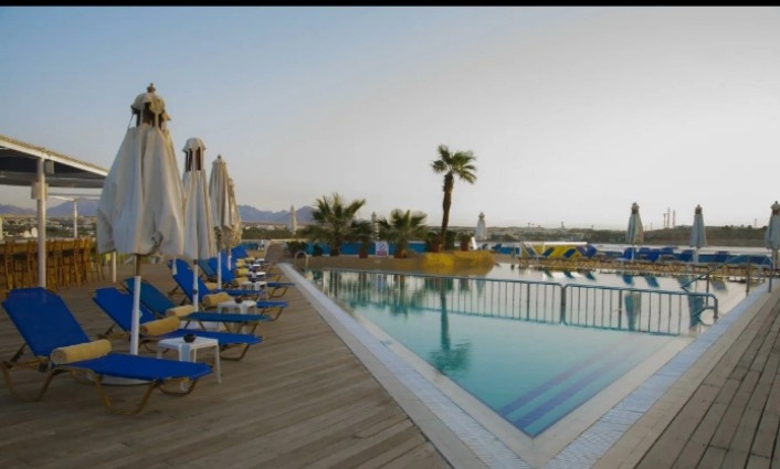 Бассейн с подогревом  и бар на крыше.