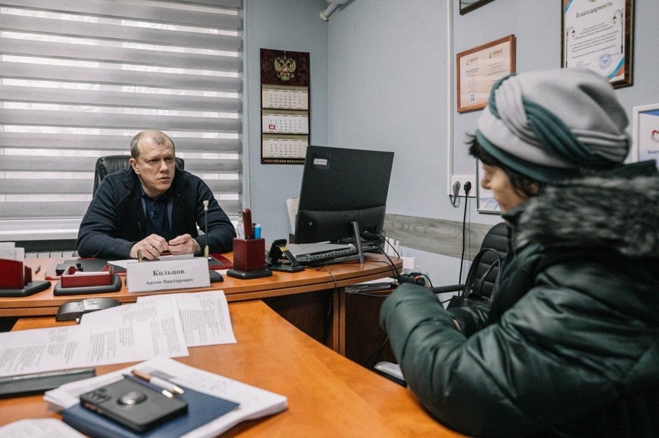    Глава Мариуполя рассказал жителям, как получить компенсацию за поврежденное жилье в Республиканском центре по предоставлению мер социальной поддержки. Фото: ТГ/Кольцов