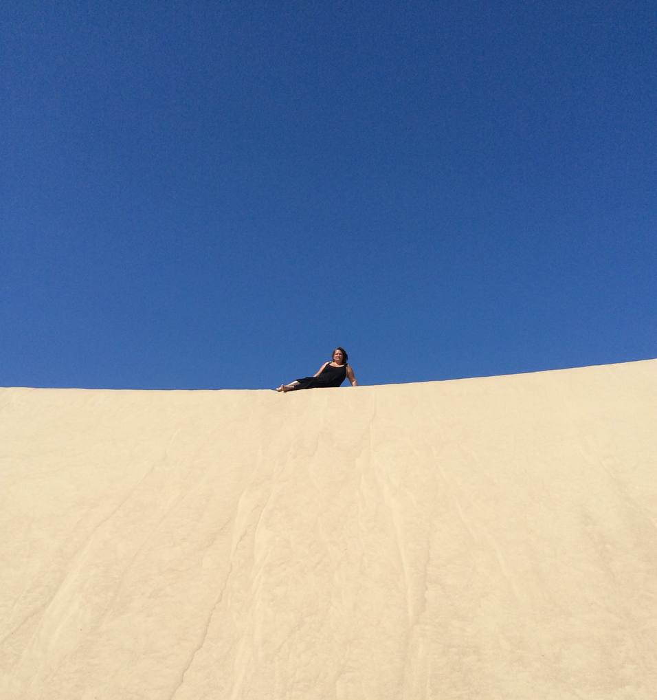 много песка