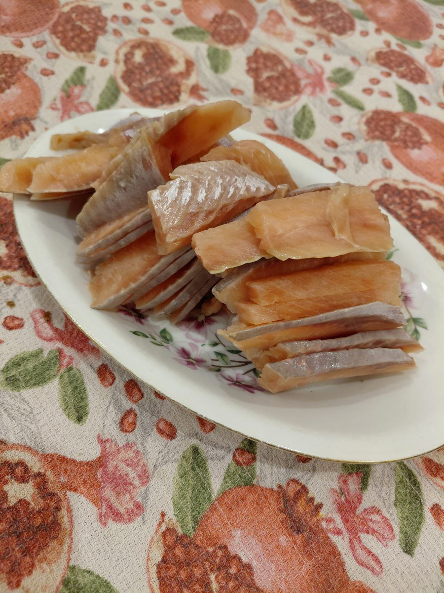 Разделанная и нарезанная порционно рыба. Фото автора