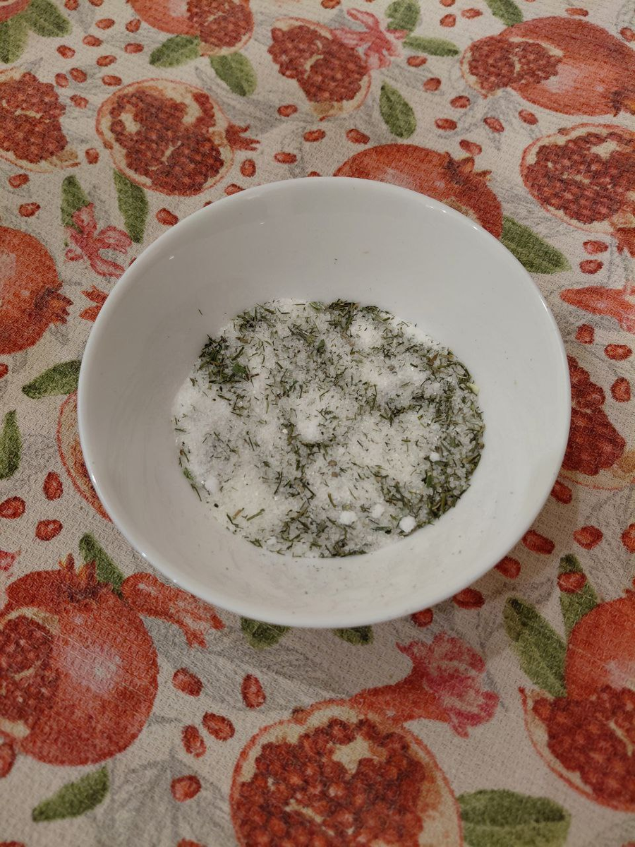 У меня - соль, сахар, перец, укроп сушеный, зелень. Фото автора