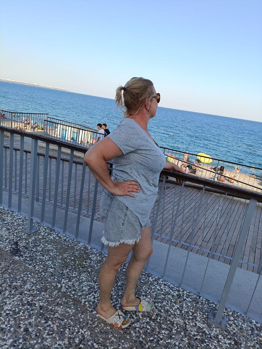 На море всегда много йода. Но, к сожалению, не всеми он усваивается. Да и не каждый живёт на море. А в бутылочках продают именно такой природный йод