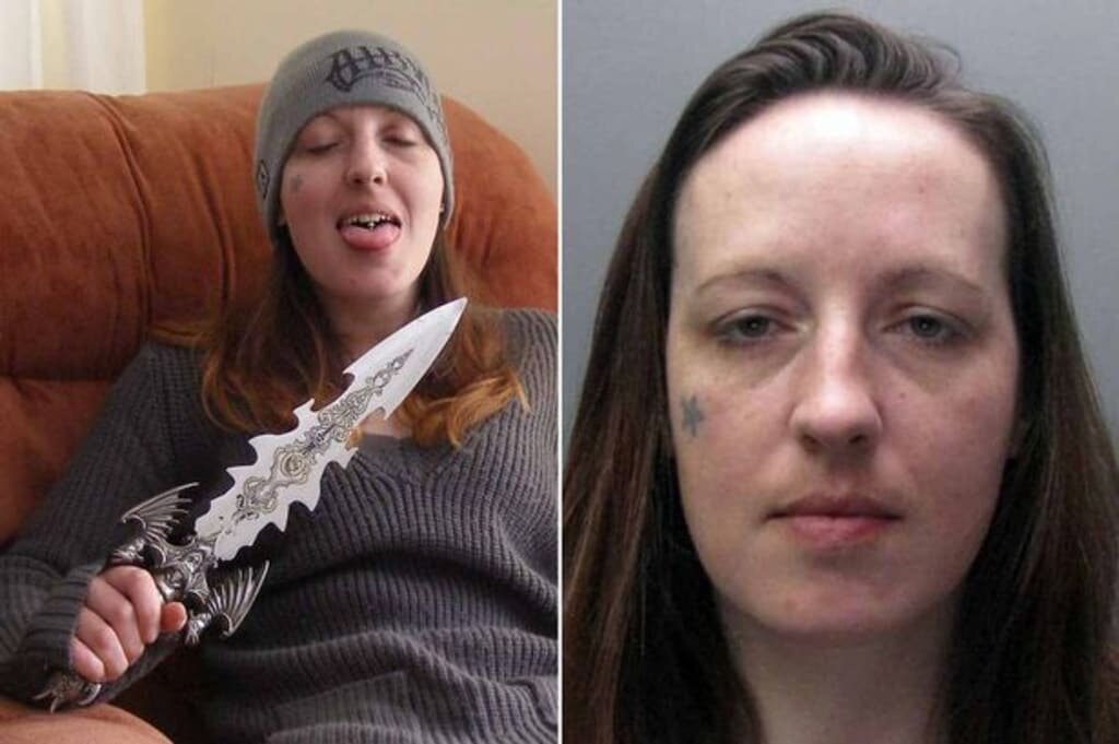 (Мазохистка: Джоанна Деннехи позирует с декоративным кинжалом, скрываясь от правосудия за убийство)